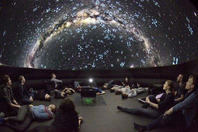 Ein Physik-Leistungskurs besucht das INTENSE-Programm „Forschen im Kosmos“.