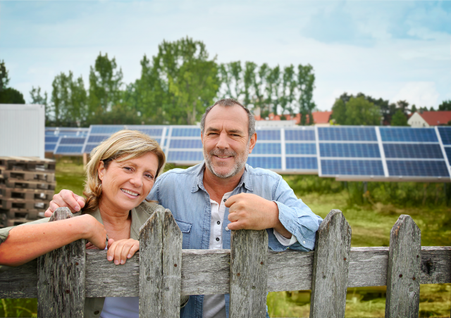 Ein Paar nutzt Photovoltaik.